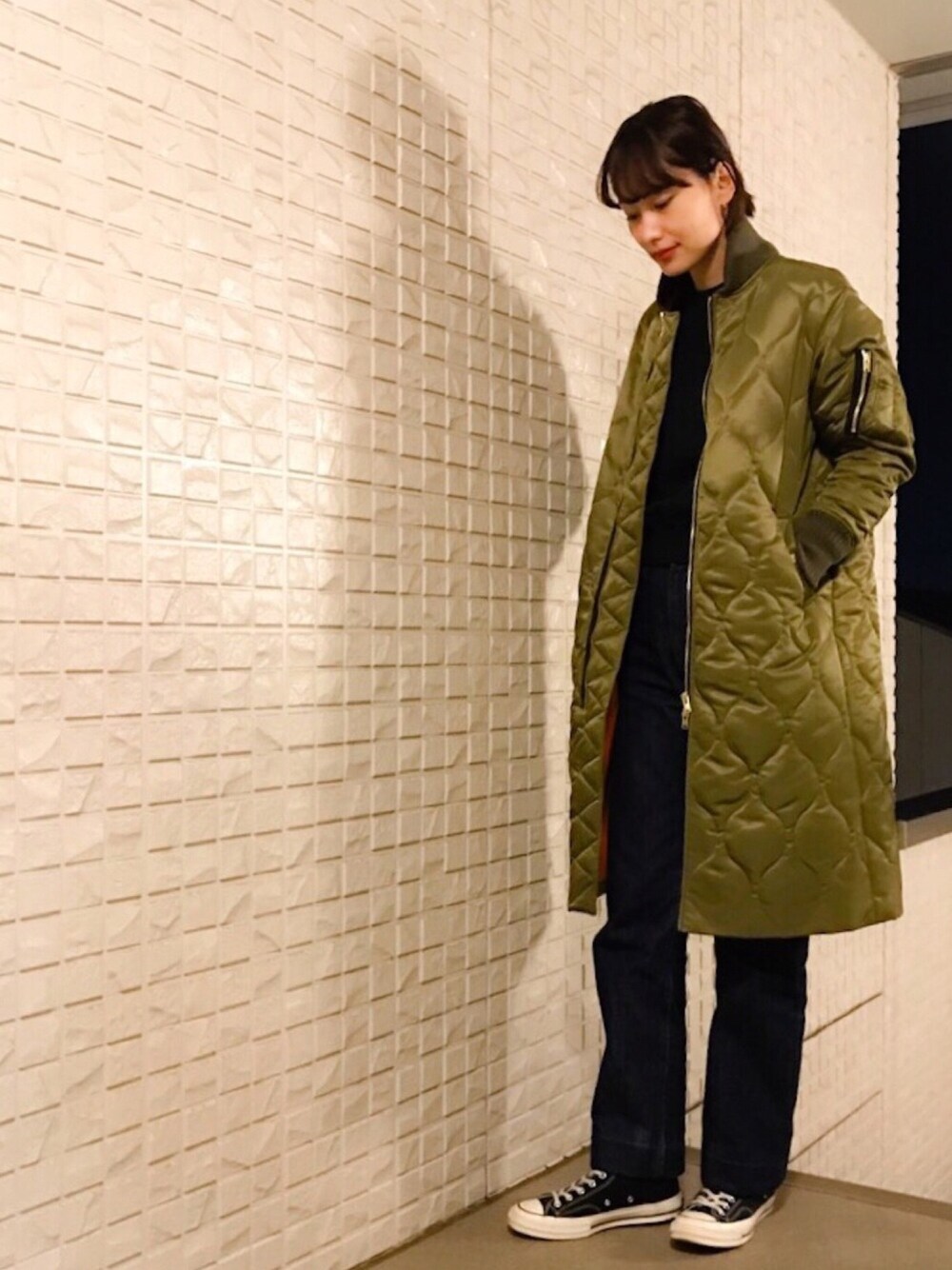 「ロングMA-1、MA-1、シンプルコーデ、UNIQLO、A.P.C.、デニム、カジュアル」｜「CINOHのアイテム（ダウンジャケット/コート、グリーン系）」を使った、潮田あかりさん（レディース・166cm）の冬コーディネートの1枚目の写真