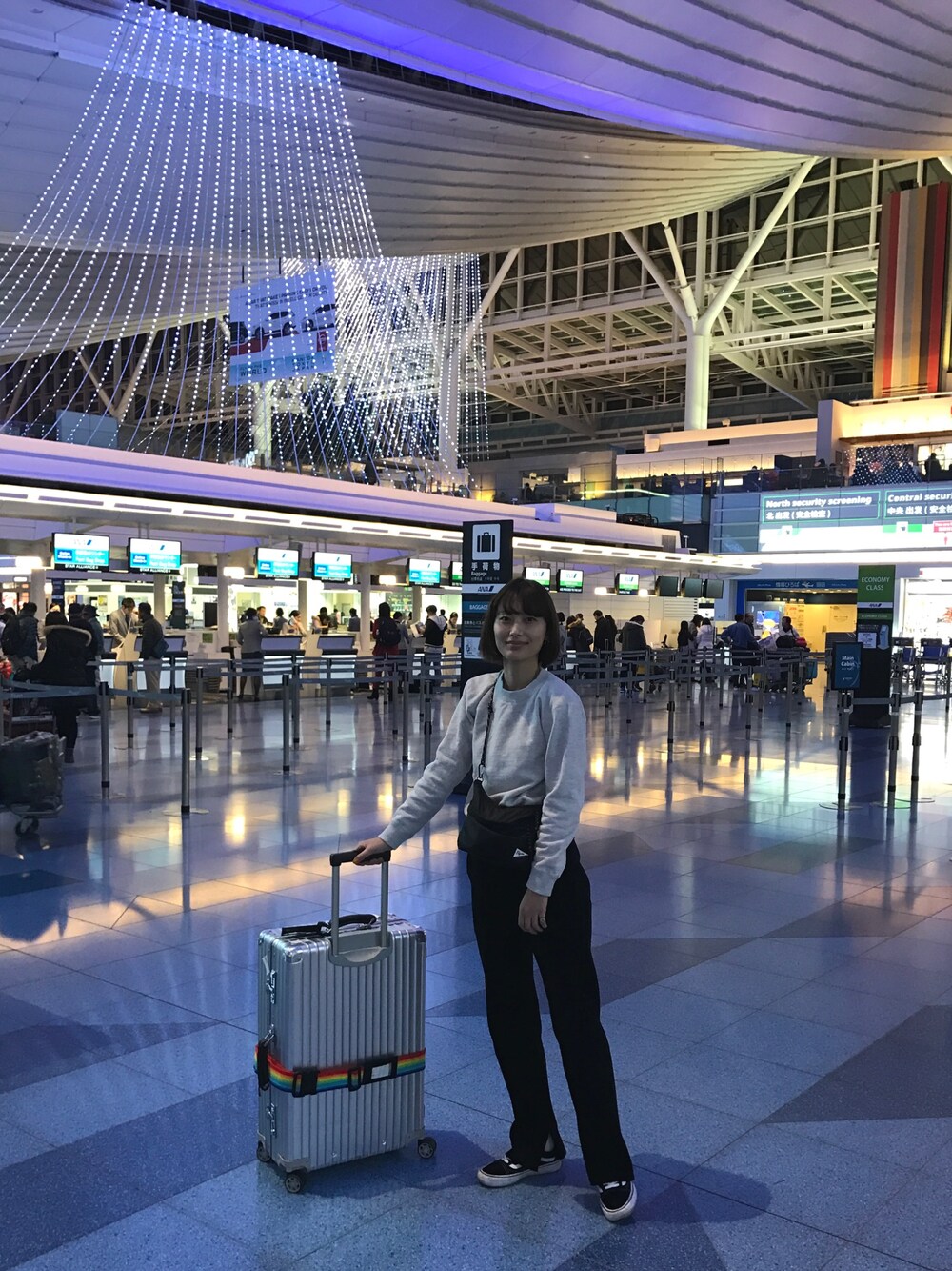 「飛行機、旅行、サコッシュ、スウェット、ラクチンコーデ、スニーカー」｜「Pilgrim Surf Supplyのアイテム（ショルダーバッグ、ブラック系）」を使った、潮田あかりさん（レディース・166cm）の冬コーディネートの1枚目の写真