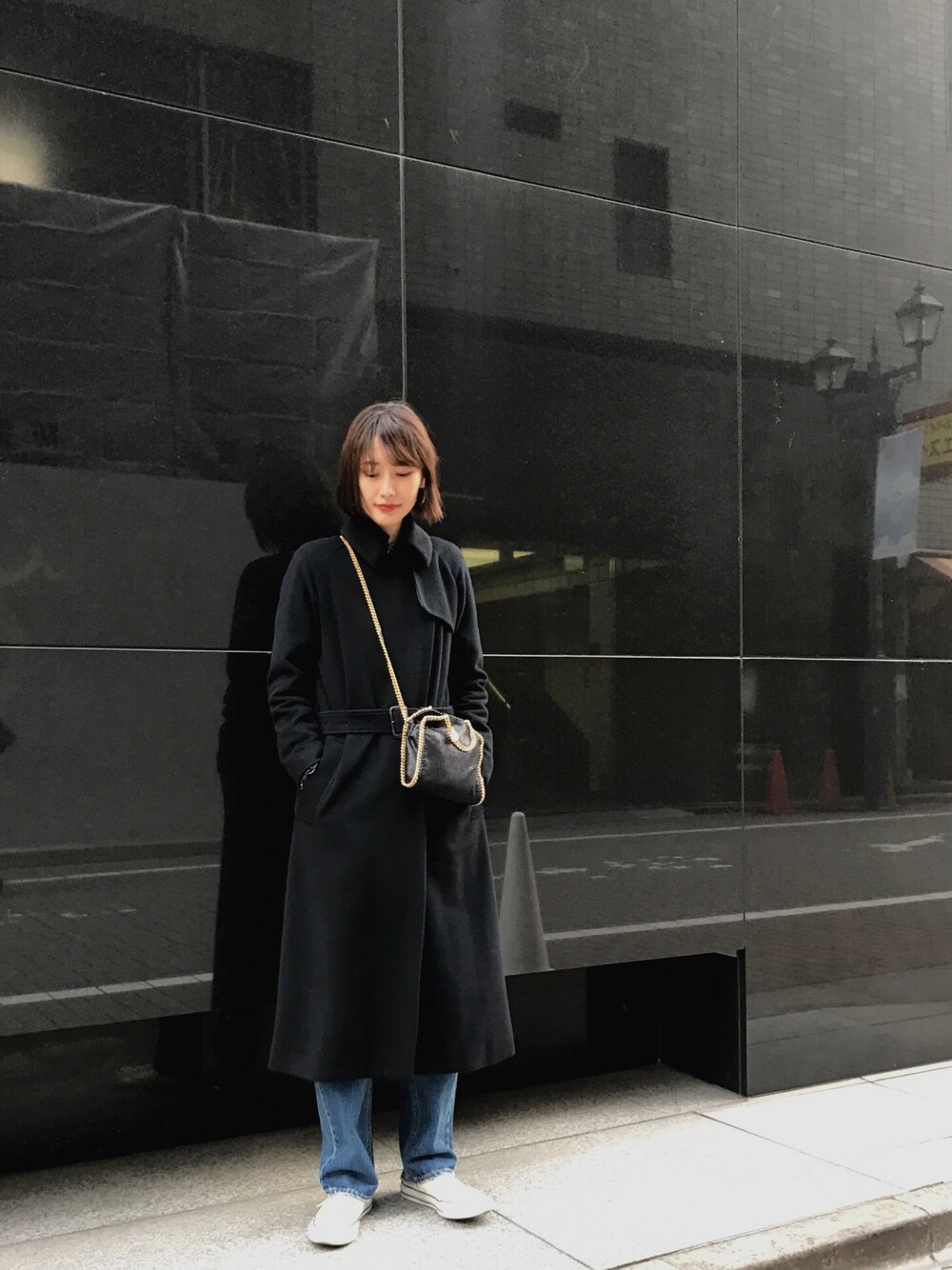 「オトナカジュアル、デニム、ロングコート、ブラックコーデ、ショルダーバッグ、シンプルコーデ」｜「BACCAのBACCA ウールカシミヤ ロングコート（その他アウター、ブラック系）」を使った、潮田あかりさん（レディース・166cm）の冬コーディネートの1枚目の写真