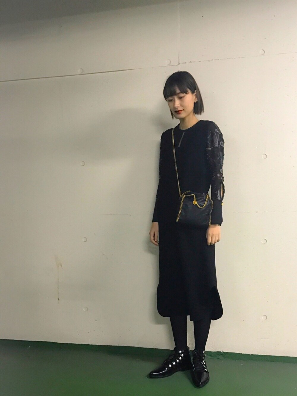 「刺繍、ワンピース、パーティースタイル、ステラマッカートニー、キレイめ、レースアップシューズ」｜「mameのmame 刺繍スリーブサイドスリットワンピース（ワンピース、ブラック系）」を使った、潮田あかりさん（レディース・166cm）の冬コーディネートの1枚目の写真