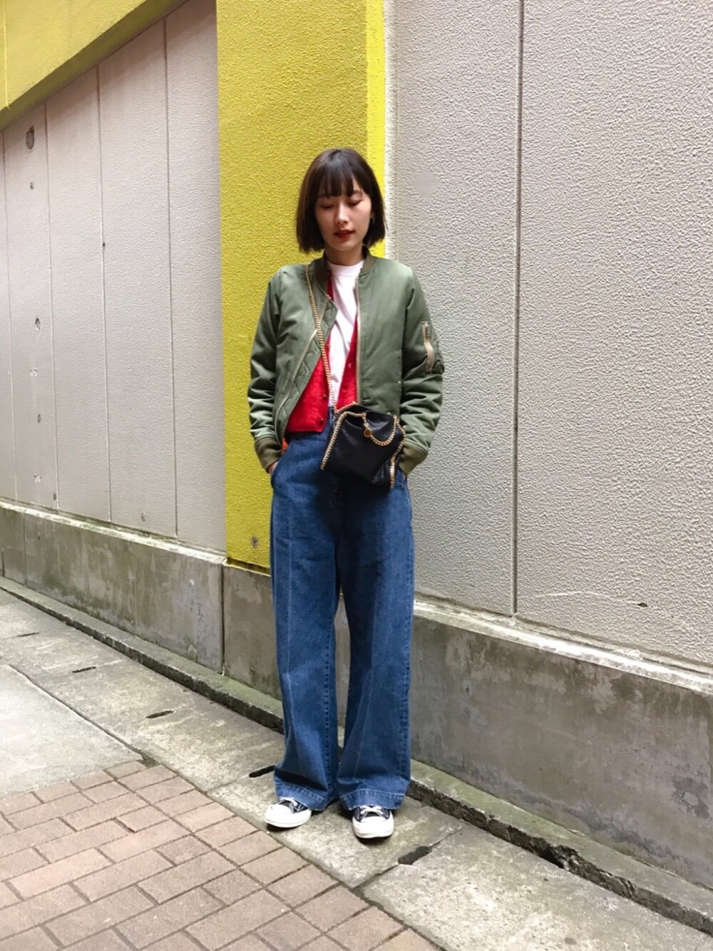 「モヘアカーディガン、赤ニット、白Tシャツ、ハイウエストデニム、デニム、カジュアルコーデ、MA-1、Chuck Taylor」｜「EDITIONのMA-1（ブルゾン、グリーン系）」を使った、潮田あかりさん（レディース・166cm）の冬コーディネートの1枚目の写真