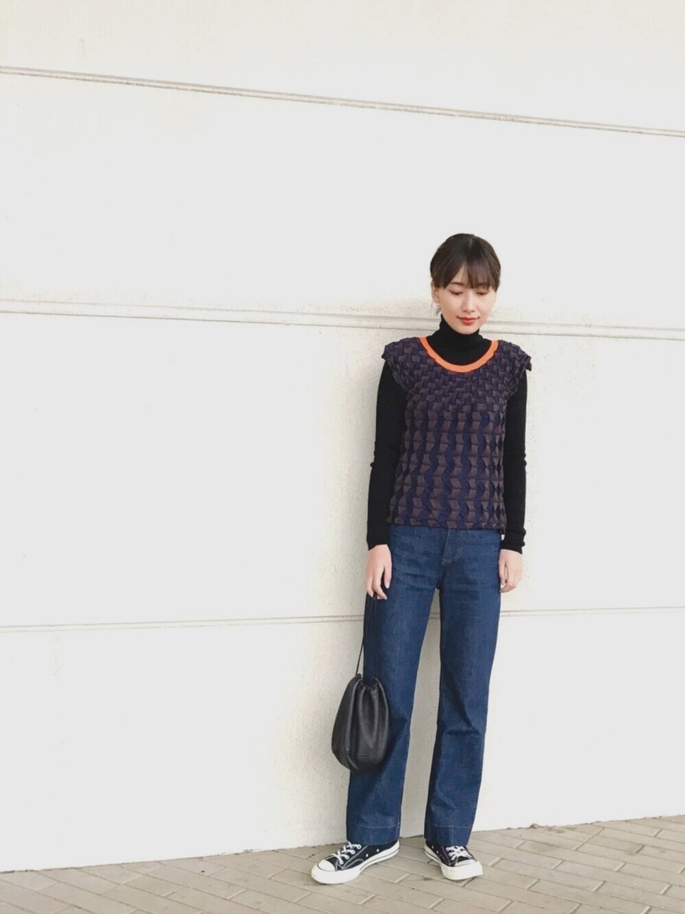 「ISSEY MIYAKE、タートルネック、UNIQLO、ハイウエスト、デニム、巾着バッグ」｜「PLEATS PLEASEのアイテム（Tシャツ/カットソー、その他）」を使った、潮田あかりさん（レディース・166cm）の春コーディネートの1枚目の写真