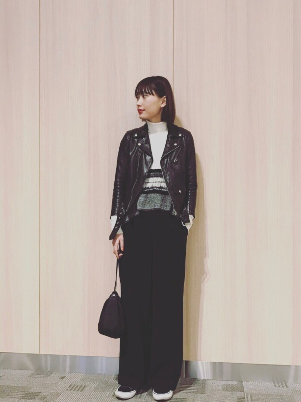 「ライダース、タートルネック、ワイドパンツ、モノトーン、シンプルコーデ、大人カジュアル、スニーカー、巾着バッグ」｜「beautiful peopleのbeautiful people×MIDWEST 【別注】ライダースジャケット（ライダースジャケット、ブラック系）」を使った、潮田あかりさん（レディース・166cm）の春コーディネートの1枚目の写真