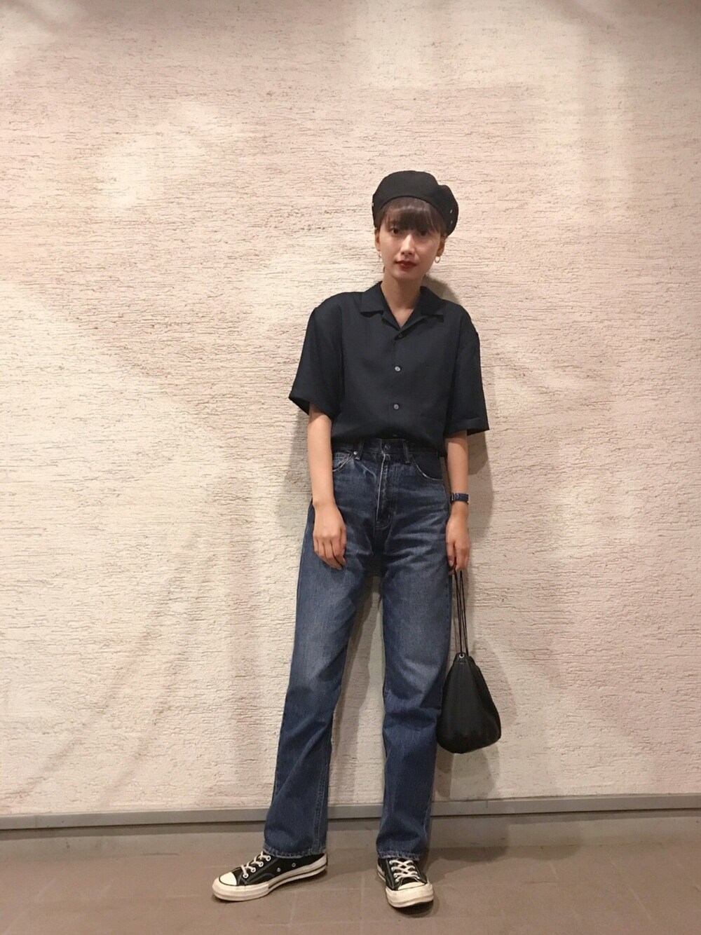 「メンズライク、オープンカラーシャツ、カジュアル、休日スタイル、シンプル、巾着バッグ、ベレー帽、デニム、モノトーン」｜「FUMIKA_UCHIDAのアイテム（ハンチング/ベレー帽、ブラック系）」を使った、潮田あかりさん（レディース・166cm）の春コーディネートの1枚目の写真