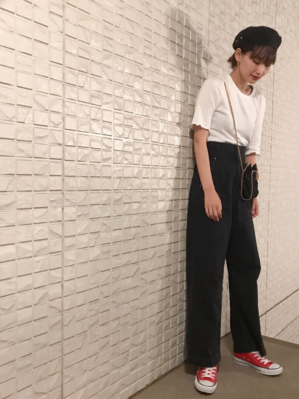 「大人カジュアル、シンプル、ブラックデニム、ベレー帽、サーマル、夏コーデ、休日スタイル、ショルダーバッグ」｜「FUMIKA_UCHIDAのアイテム（ハンチング/ベレー帽、ブラック系）」を使った、潮田あかりさん（レディース・166cm）の春コーディネートの1枚目の写真