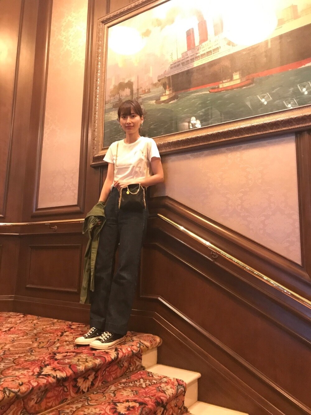 「ハイウエストデニム、ショルダーバッグ、シンプルコーデ、スニーカー、Chuck Taylor、A.P.C.、白Tシャツ、フープピアス」｜「MARC JACOBSのEMBROIDERED CLASSIC TEE/エンブロイダード クラシック Tシャツ（Tシャツ/カットソー、ホワイト系）」を使った、潮田あかりさん（レディース・166cm）の春コーディネートの1枚目の写真
