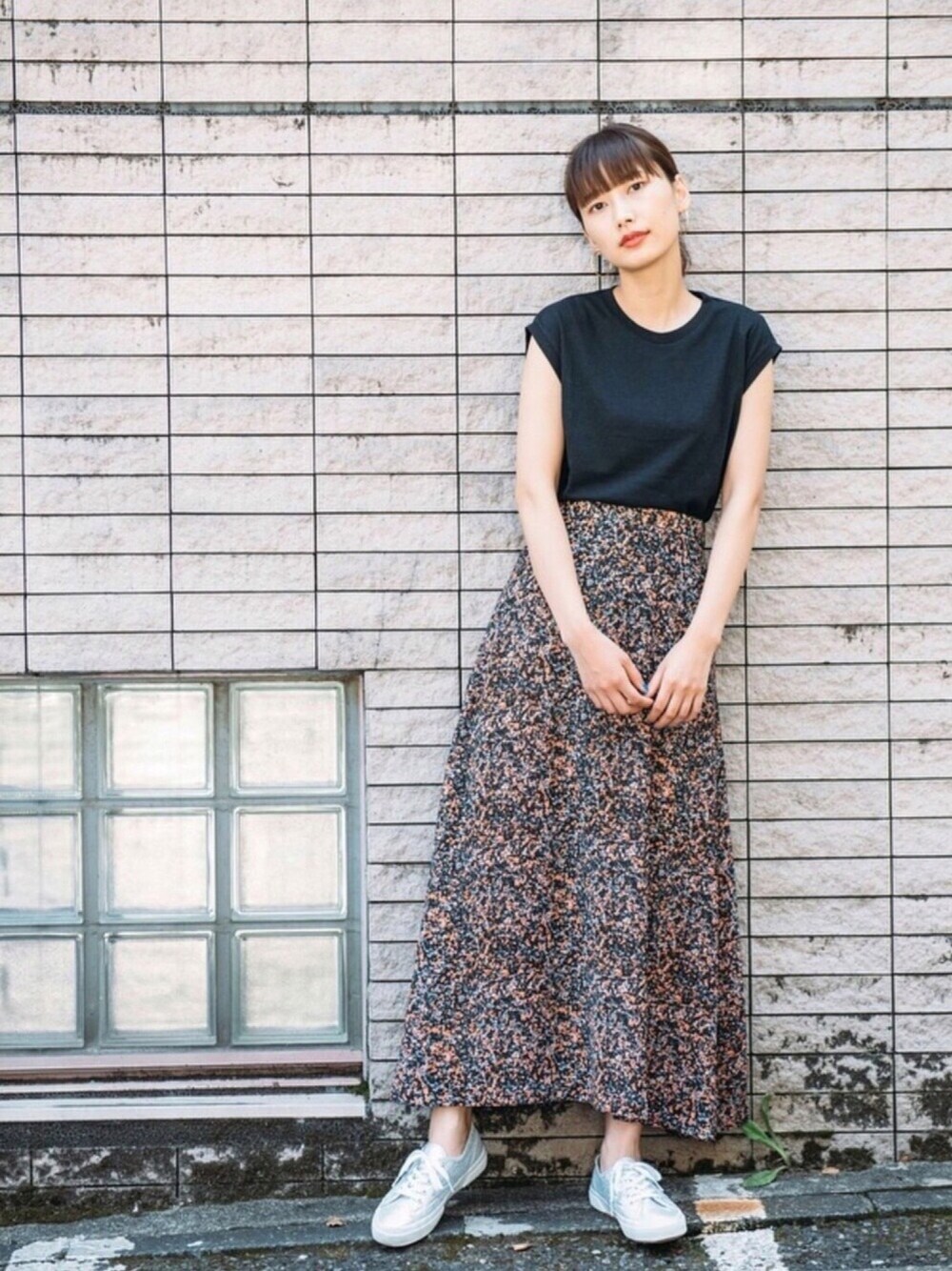 「ノースリーブ、スニーカー、グリッター、カジュアル、大人カジュアル、シンプル、ロングスカート、フープピアス、夏、spring」｜「AURALEEのシームレス ノースリーブカットソー WOMEN（Tシャツ/カットソー、ブラック系）」を使った、潮田あかりさん（レディース・166cm）の夏コーディネートの1枚目の写真