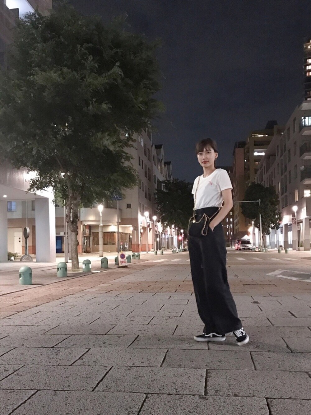 「白Tシャツ、ブラックデニム、ショルダーバッグ、モノトーン、スニーカー、カジュアルコーデ」｜「MARC JACOBSのEMBROIDERED CLASSIC TEE/エンブロイダード クラシック Tシャツ（Tシャツ/カットソー、ホワイト系）」を使った、潮田あかりさん（レディース・166cm）の夏コーディネートの1枚目の写真