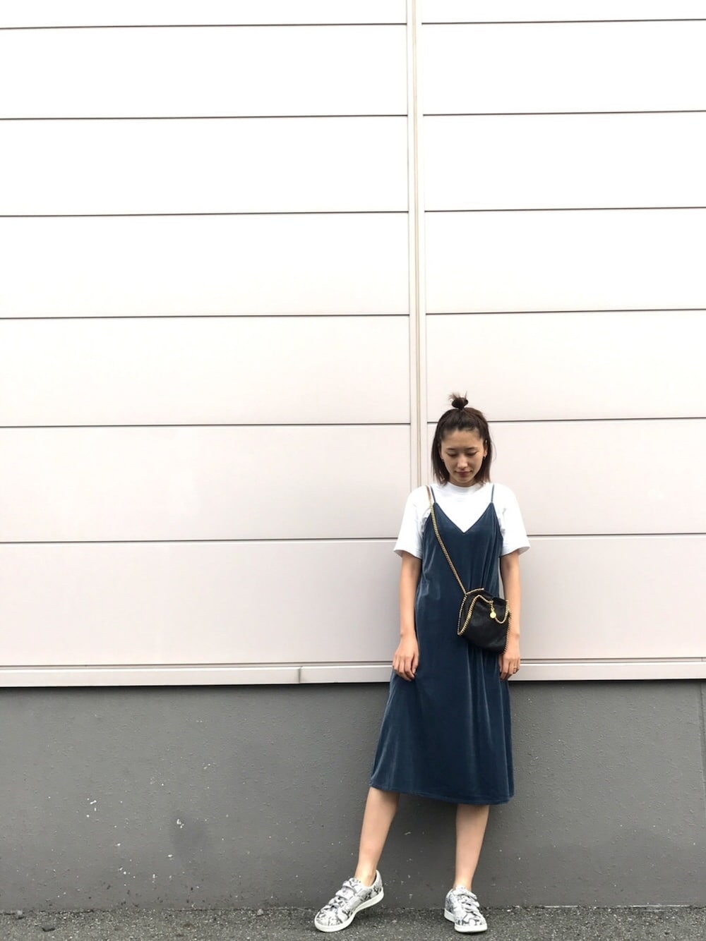 「プチプラ、ユニクロ、ワンピース、白Tシャツ、夏、ゆるコーデ、スニーカー、キャミワンピ、ベロア」｜「HANESの【Hanes/ヘインズ】ビーフィー 【2枚組】Tシャツ BEEFY-T（Tシャツ/カットソー、ホワイト系）」を使った、潮田あかりさん（レディース・166cm）の夏コーディネートの1枚目の写真