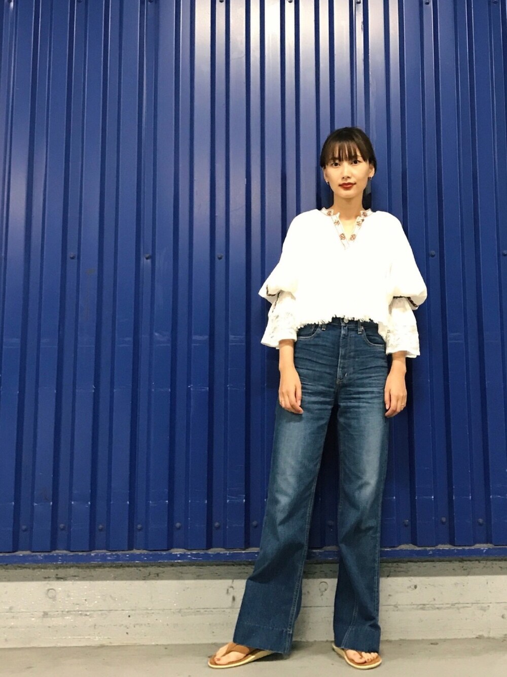 「ブラウス、freada、刺繍、デニム、ビーサン、大人カジュアル、夏コーデ、ラフ、赤リップ、フープピアス」｜「FREAK'S STOREのFreada/フリーダ　刺繍ブラウス（シャツ/ブラウス、ホワイト系）」を使った、潮田あかりさん（レディース・166cm）の夏コーディネートの1枚目の写真