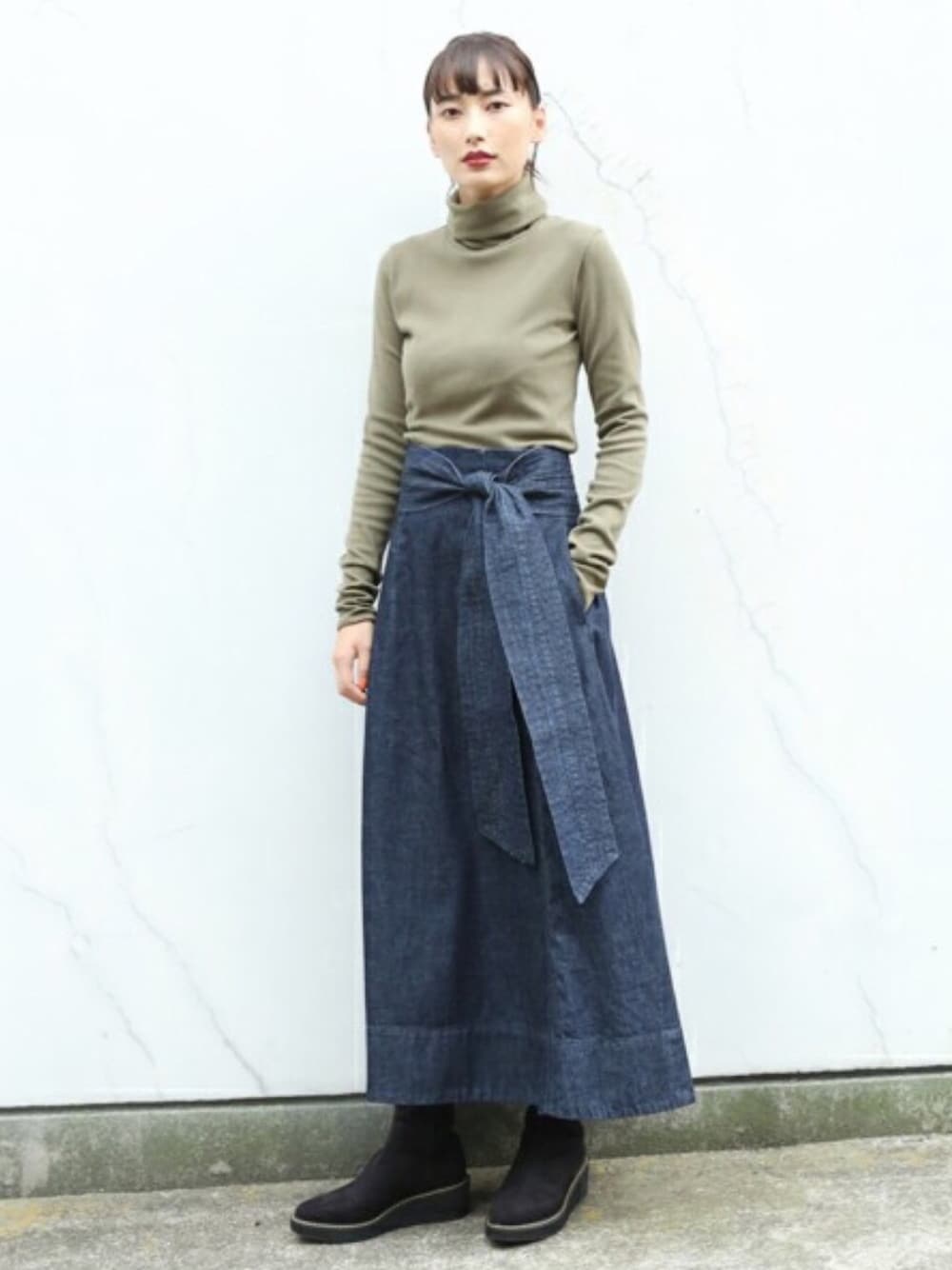 「デニム、デニムスカート、ブーツ、秋のコーデ、冬、タートルネック、カーキ」｜「BLACK BY MOUSSYのCotton turtle neck tops（Tシャツ/カットソー、グリーン系）」を使った、潮田あかりさん（レディース・166cm）の夏コーディネートの1枚目の写真