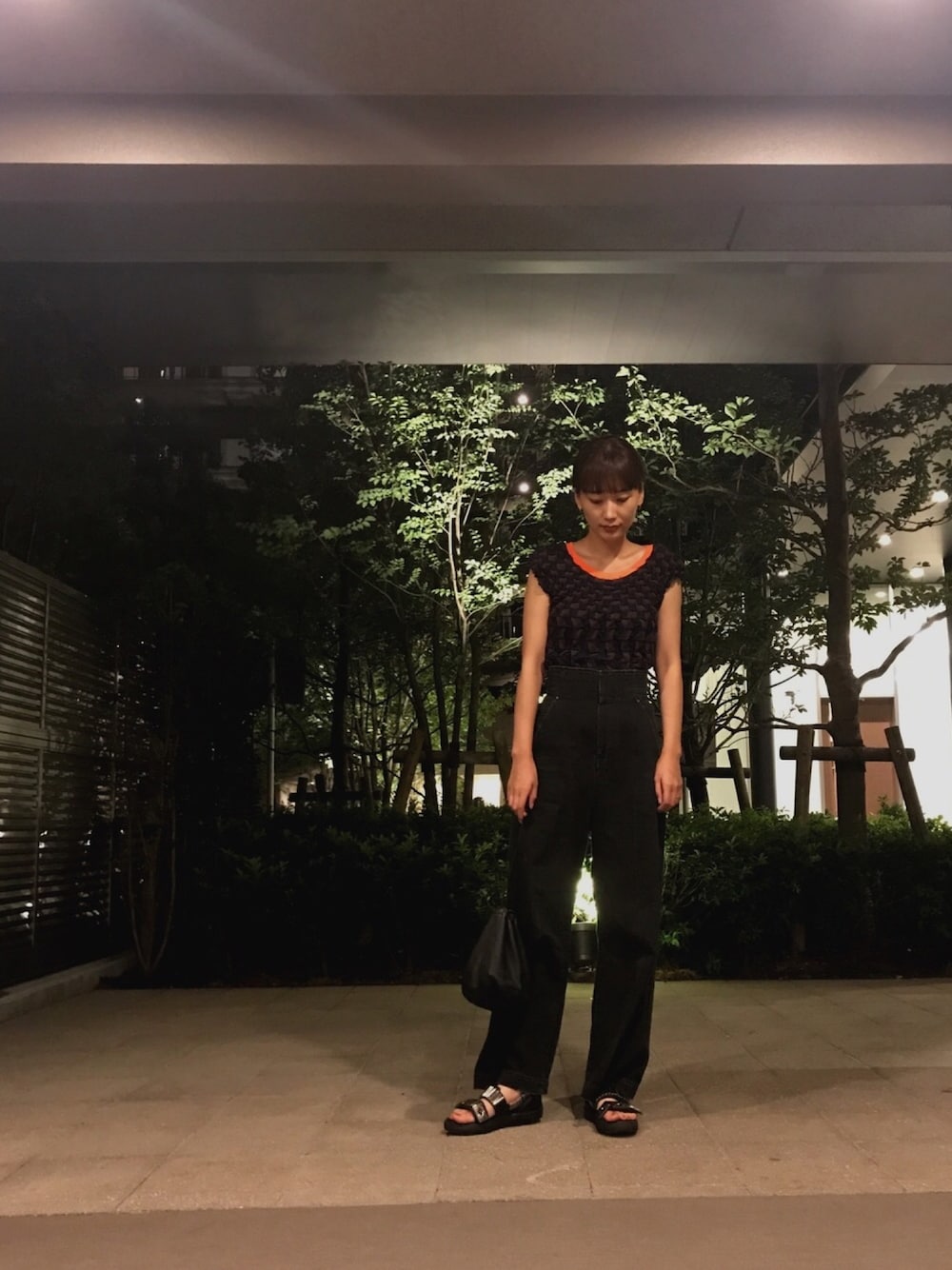 「プリーツ、ブラックデニム、巾着バッグ、カジュアルコーデ、サンダル、休日スタイル、夏」｜「PLEATS PLEASEのアイテム（Tシャツ/カットソー、その他）」を使った、潮田あかりさん（レディース・166cm）の夏コーディネートの1枚目の写真