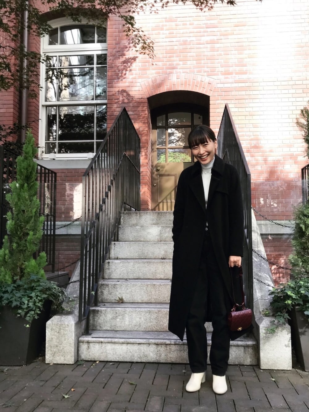 「ブーツ、ロングコート、タートルネック、冬コーデ、大人コーデ、モノトーン、vintage、ウエストバッグ」｜「A.P.C.のPULL NOCTURNE 17A（ニット/セーター、ホワイト系）」を使った、潮田あかりさん（レディース・166cm）の秋コーディネートの1枚目の写真