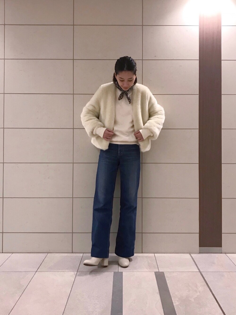 「バンダナ、大人カジュアル、エコファー、ファーコート、デニム、ブーツ、スウェット、ホワイト、ひょう柄」｜「LA MARINE FRANCAISEのアイテム（ジャケット/アウター、ホワイト系）」を使った、潮田あかりさん（レディース・166cm）の冬コーディネートの1枚目の写真