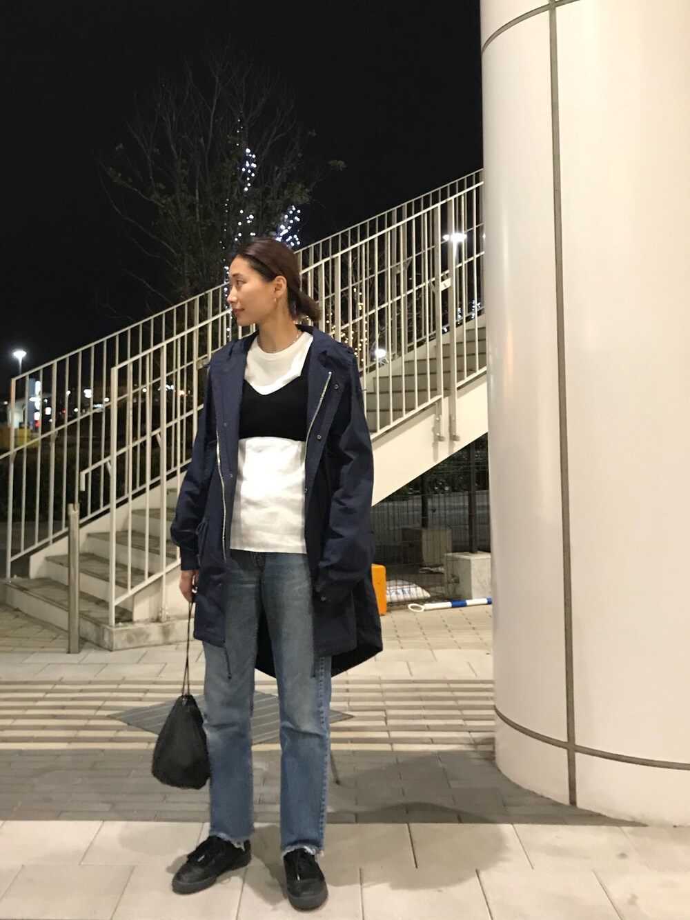 「チョーカー、シルバーアクセサリー、ビスチェ、サーマル、春、カジュアルコーデ、スニーカー、巾着バッグ」｜「mameのアイテム（ブルゾン、ブルー系）」を使った、潮田あかりさん（レディース・166cm）の春コーディネートの1枚目の写真