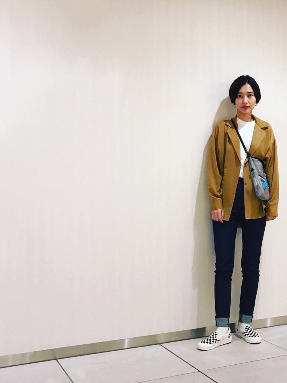 「大人カジュアル、サコッシュ、白Tシャツ、ハイウエスト、スキニーデニム、メンズライク、スニーカー」｜「HANESの【別注】 ＜Hanes（ヘインズ）＞ 3PACK T-SHIRTS/パックTシャツ（Tシャツ/カットソー、ホワイト系）」を使った、潮田あかりさん（レディース・166cm）の夏コーディネートの1枚目の写真