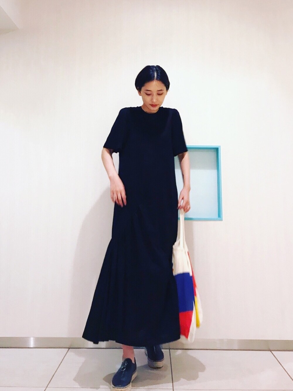 「大人カジュアル、エスパドリーユ、サンダル、ロングワンピース、ワントーンコーデ、黒、夏コーデ、モノトーンコーデ、きれいめカジュアル、トートバッグ」｜「House_Communeのアイテム（ワンピース/ドレス、ブラック系）」を使った、潮田あかりさん（レディース・166cm）の夏コーディネートの1枚目の写真