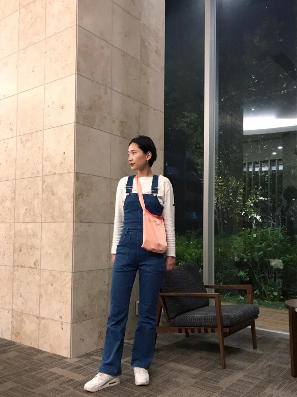 「秋コーデ、テロテロ、サコッシュ、サロペット、シンプルコーデ、NIKE、カジュアル」｜「SAINT JAMESのSAINT JAMES/セントジェームス　OUESSANT（Tシャツ/カットソー、ホワイト系）」を使った、潮田あかりさん（レディース・166cm）の秋コーディネートの1枚目の写真