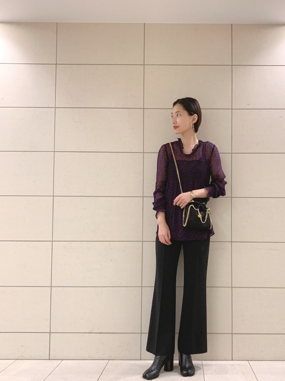 「結婚式、パーティースタイル、軽井沢、足袋ブーツ、ブラウス、キレイめ、フレアパンツ」｜「BAUM UND PFERDGARTENの【BAUM UND PFERDGARTEN】Mamta（シャツ/ブラウス、パープル系）」を使った、潮田あかりさん（レディース・166cm）の秋コーディネートの1枚目の写真