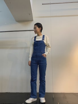 「FRUIT OF THE LOOM（フルーツオブザルーム）のアイテム」を使った、潮田あかりさん（レディース・166cm）の秋コーディネート
