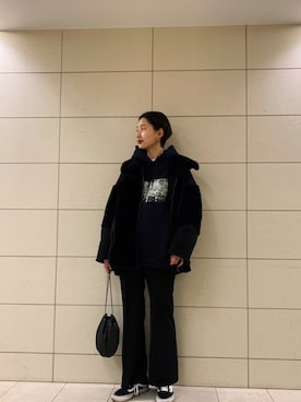 「巾着バッグ」｜「アイテム（ムートンコート）」を使った、潮田あかりさん（レディース・166cm）の冬コーディネート