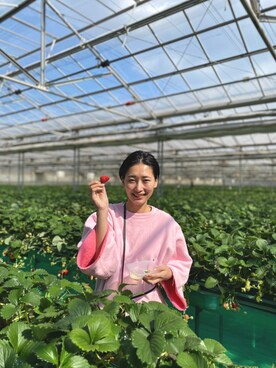 「イチゴ狩り」｜「アイテム（PC・スマホグッズ/家電）」を使った、潮田あかりさん（レディース・166cm）の冬コーディネート