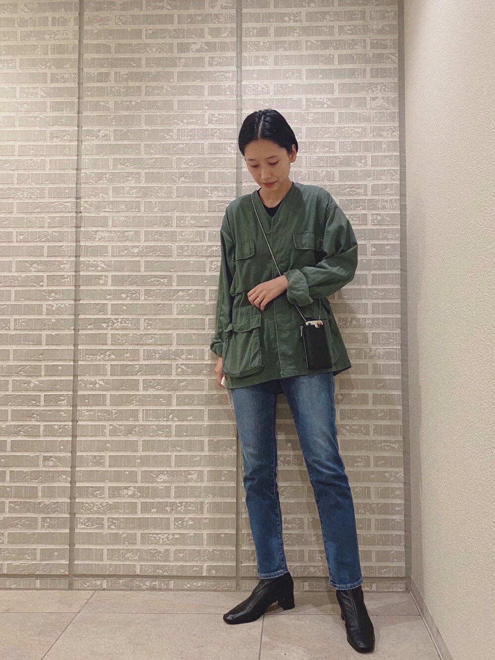 「ミリタリー、デニム、オトナカジュアル、ブーツ、シンプル、カーキ」｜「ROTHCOのROTHCO：ＢＤＵ　ＳＨ　Ｖ（ブルゾン、グリーン系）」を使った、潮田あかりさん（レディース・166cm）の春コーディネートの1枚目の写真