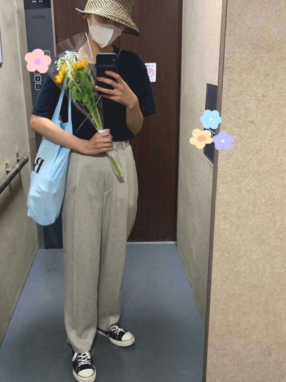 「シンプルコーデ、カジュアル、Tシャツ、むぎわら帽子、夏コーデ、スニーカー」｜「La Maison de Lyllisの【La Maison de Lyllis】CLOCHE/クロシェハット/2201021（ハット、ブラック系）」を使った、潮田あかりさん（レディース・166cm）の夏コーディネートの1枚目の写真