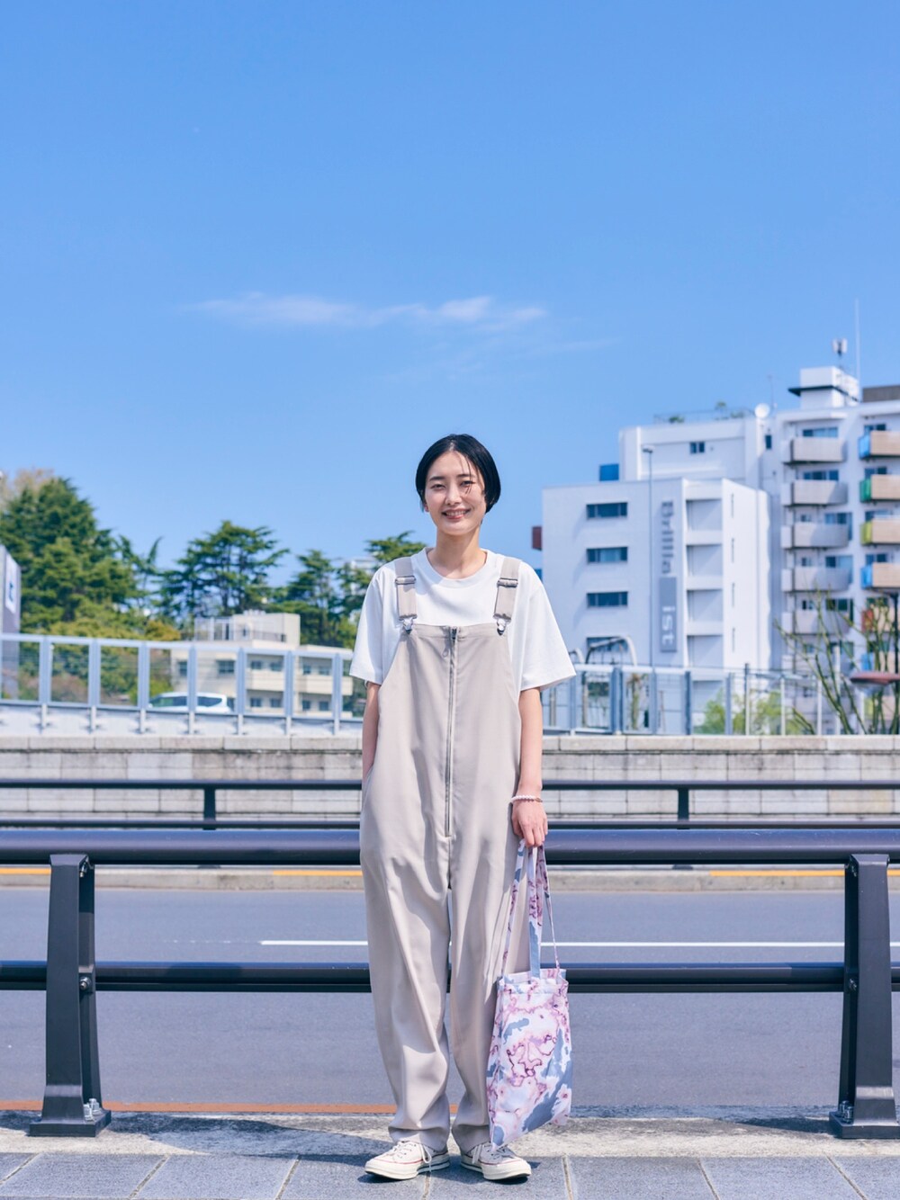 「サロペット、オーバーオール、ユニセックス、シンプルコーデ、春コーデ、カジュアルコーデ、エコバッグ」｜「tk.TAKEO KIKUCHIの潮田あかり×tk.TAKEO KIKUCHI コラボオーバーオール+トートバッグ（つなぎ/オールインワン、ベージュ系）」を使った、潮田あかりさん（レディース・166cm）の春コーディネートの1枚目の写真