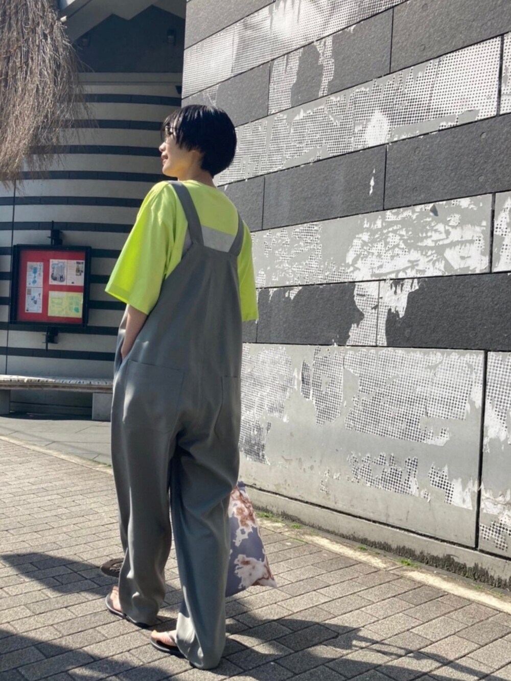「オーバーオール、大人カジュアル、カジュアル、シンプル、ビーチサンダル、ビタミンカラー」｜「tk.TAKEO KIKUCHIの潮田あかり×tk.TAKEO KIKUCHI コラボオーバーオール+トートバッグ（つなぎ/オールインワン、ベージュ系）」を使った、潮田あかりさん（レディース・166cm）の春コーディネートの1枚目の写真