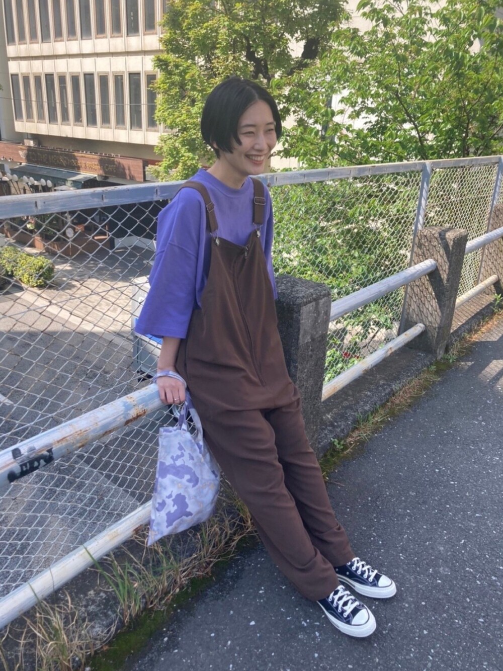 「オーバーオール、カジュアル、シンプル、サロペット、ユニセックス、エコバッグ、春夏コーデ」｜「tk.TAKEO KIKUCHIの潮田あかり×tk.TAKEO KIKUCHI コラボオーバーオール+トートバッグ（つなぎ/オールインワン、ベージュ系）」を使った、潮田あかりさん（レディース・166cm）の春コーディネートの1枚目の写真