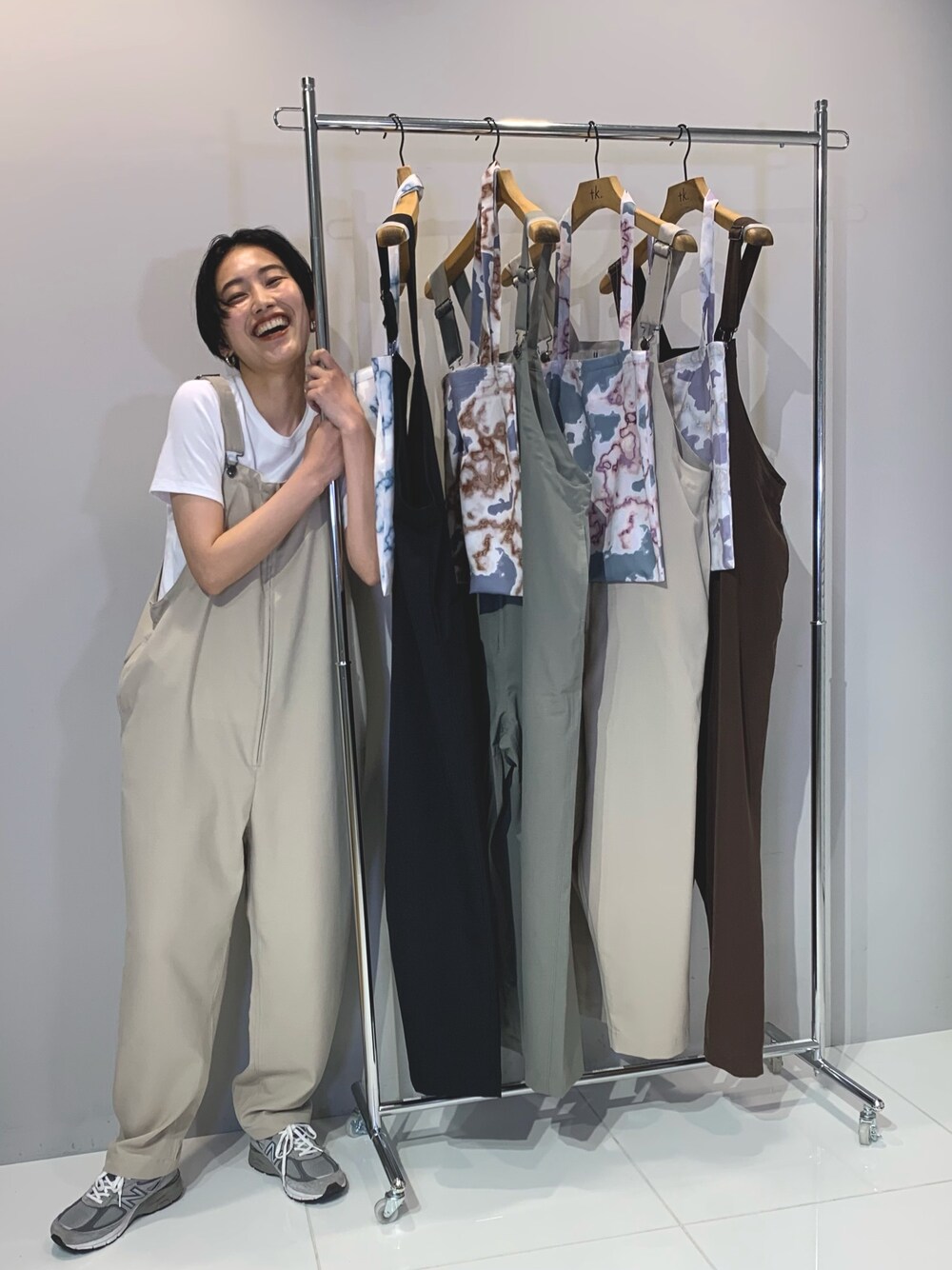 「オーバーオール、サロペット、ワントーンコーデ、大人カジュアル、シンプルコーデ、春コーデ」｜「tk.TAKEO KIKUCHIの潮田あかり×tk.TAKEO KIKUCHI コラボオーバーオール+トートバッグ（つなぎ/オールインワン、ベージュ系）」を使った、潮田あかりさん（レディース・166cm）の春コーディネートの1枚目の写真
