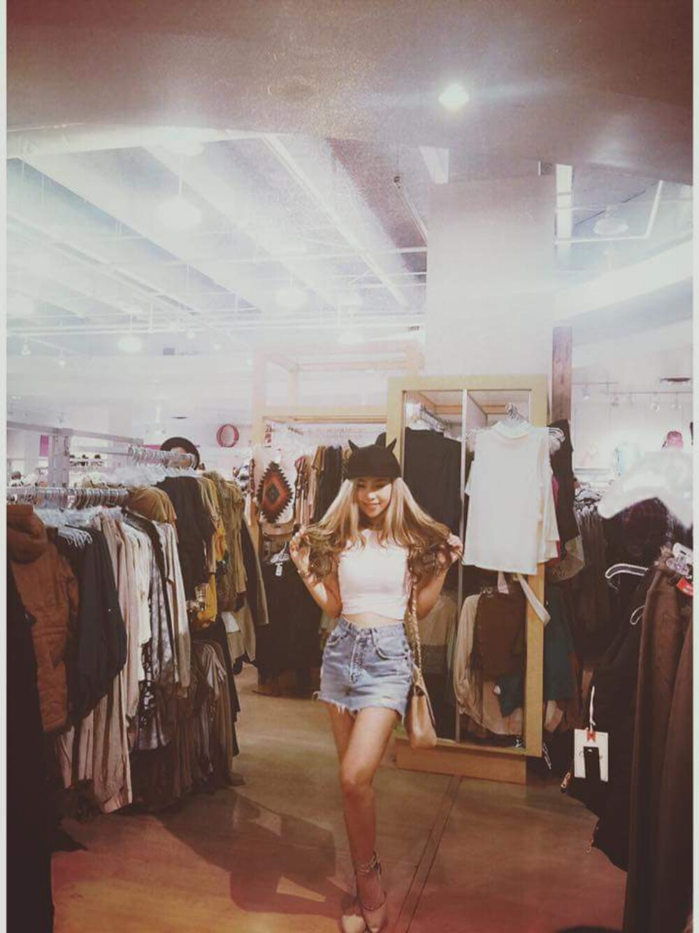 「Urban & Outfitters のアイテム（その他トップス、ピンク系）」を使った、Sam Minh Nguyenさん（レディース・157cm）の夏コーディネートの1枚目の写真