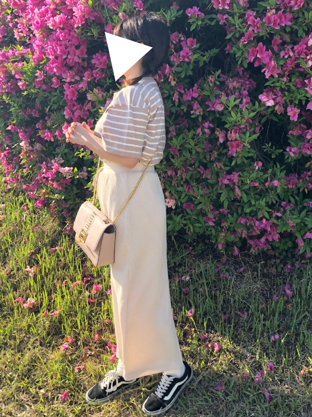 ブラック系のスニーカー、ホワイト系のスカート、ベージュ系のTシャツ/カットソーを着用したレディースの春コーディネートの1枚目の写真