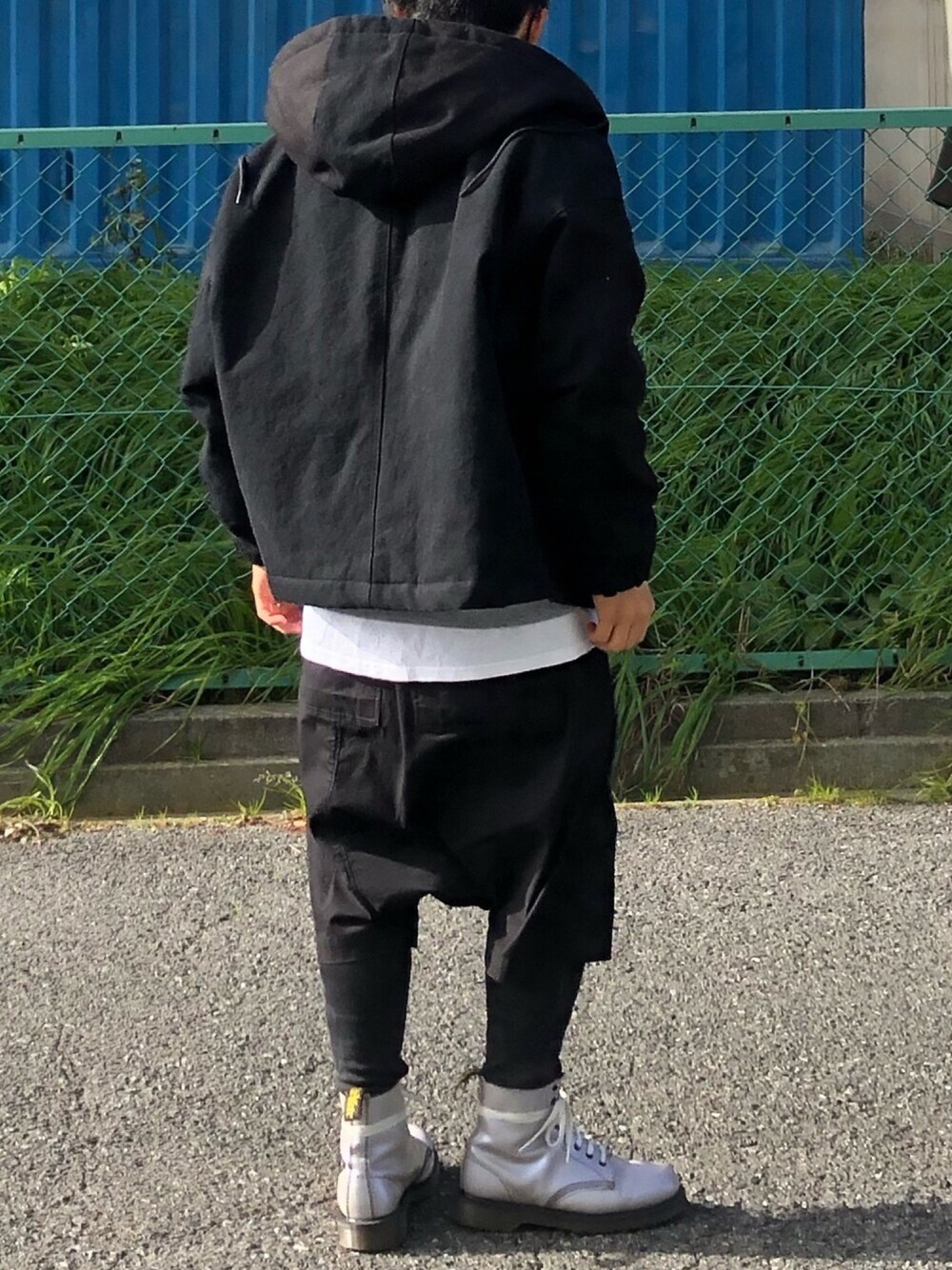 「いいね、save、フォローお願いします🤑、低身長、お洒落さんとつながりたい、モード、フォローミー、ストリート、ドクターマーチン、冬コーデ、黒スキニー、2018マイベストコーデ」｜「1017 ALYX 9SMの＜1017 ALYX 9SM＞ TACTICAL VEST/ベスト（その他アウター、ブラック系）」を使った、AkirAさん（メンズ・162cm）の冬コーディネートの1枚目の写真