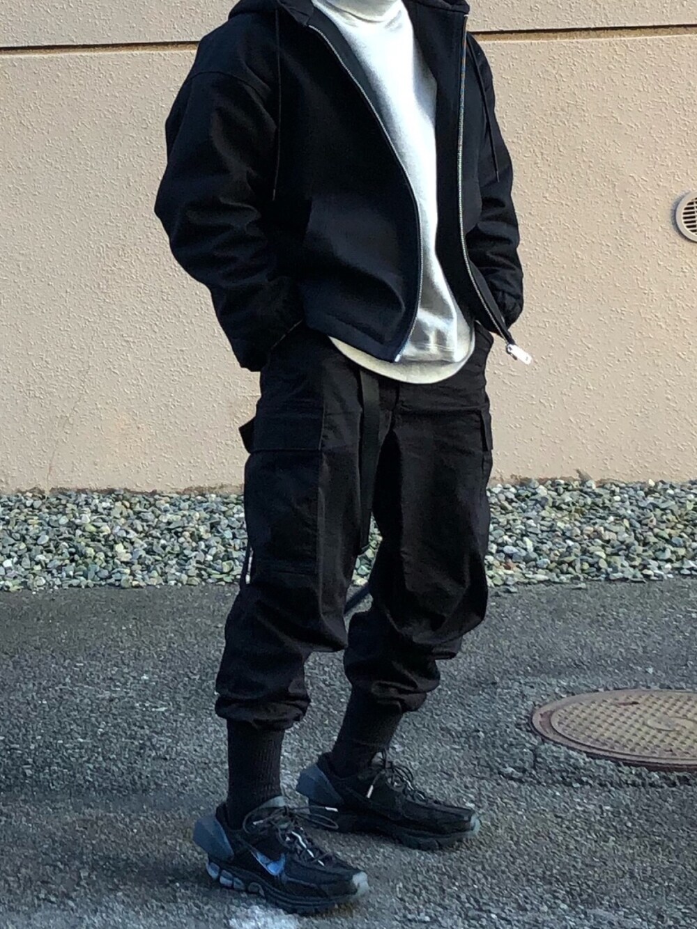 「休日スタイル、おしゃれさんと繋がりたい、今日のコーデ、いいね、save、フォローお願いします🤑、ソックスイン、a-cold-wall、ブラックコーデ、黒、オトナカジュアル、ストリート」｜「FREAK'S STOREのWEB限定 12oz ヘビーウェイト スーパービッグシルエット タートルネック プルオーバースウェット（スウェット、グレー系）」を使った、AkirAさん（メンズ・162cm）の冬コーディネートの1枚目の写真