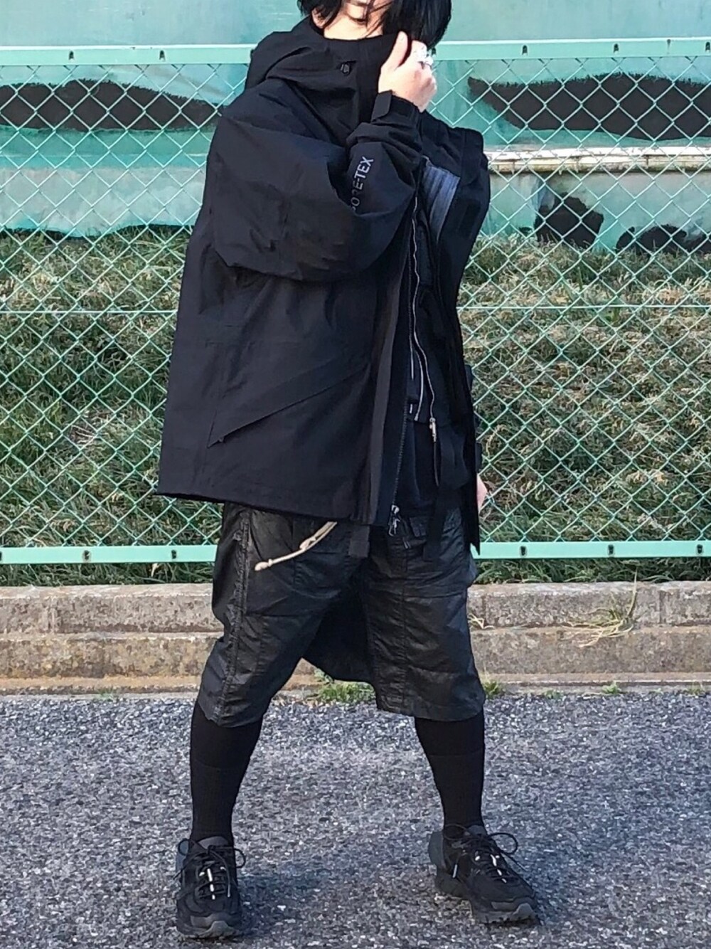 「RICK OWENS、drkshdw、alyx、acoldwall、nike acg、techwear、お洒落さんとつながりたい、ブラック、GORE-TEX、休日スタイル」｜「NIKE ACGのアイテム（ナイロンジャケット、ブラック系）」を使った、AkirAさん（メンズ・162cm）の冬コーディネートの1枚目の写真