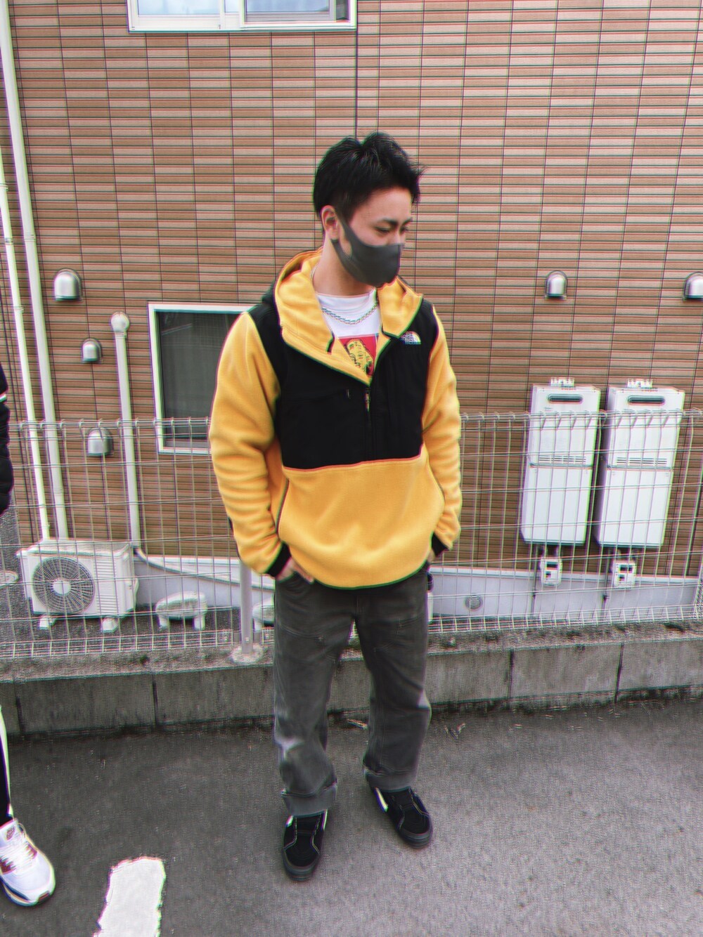 「休日スタイル、2021年、ブラックコーデ、あけましておめでとうございます！、スニーカーコーデ、黒、VANS、ノースフェイス」｜「THE NORTH FACEのアイテム（ジャケット/アウター、イエロー系）」を使った、ryotaro777777さん（メンズ・174cm）の冬コーディネートの1枚目の写真