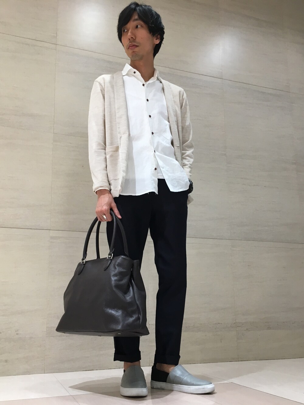 ベージュ系のカーディガン/ボレロ、ホワイト系のシャツ/ブラウス、ブルー系のその他パンツを着用したメンズの春コーディネートの1枚目の写真