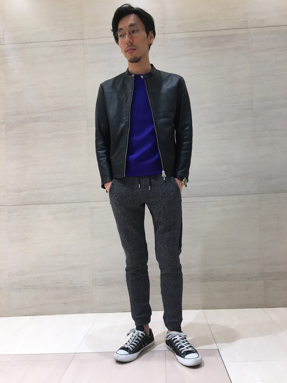「スニーカー、ニット、レザージャケット、ライダース、converse、フリース、大人カジュアル、abahouse、ジョガーパンツ、henrylondon」｜「ABAHOUSEのシープシングルライダース（ライダースジャケット、ブラック系）」を使った、むねのリーチさん（メンズ・174cm）の秋コーディネートの1枚目の写真