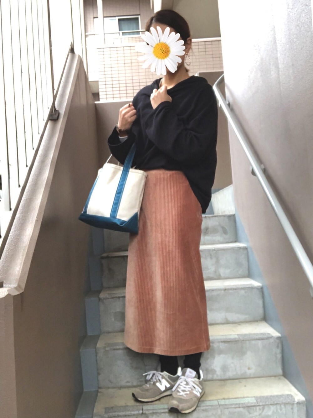 「おおぶりピアス、低身長、ラクチンコーデ、オーバーサイズ、UNIQLO、ニューバランス、通勤コーデ、ZARA」｜「UNIQLOのコーデュロイロングスカート（ハイウエスト・丈標準77～79cm）（スカート、ブラウン系）」を使った、Ran®️Ran2🌵さん（レディース・156cm）の秋コーディネートの1枚目の写真