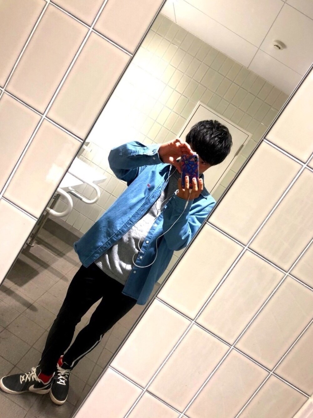「LEE、GU、WEGO、しまむら、NIKE、Daniel Wellington、デニムシャツ、ラインパンツ、差し色、プチプラ」｜「WEGOのWEGO/ラインスキニートラックパンツ（その他パンツ、ブラック系）」を使った、おすかさん（メンズ・168cm）の春コーディネートの1枚目の写真