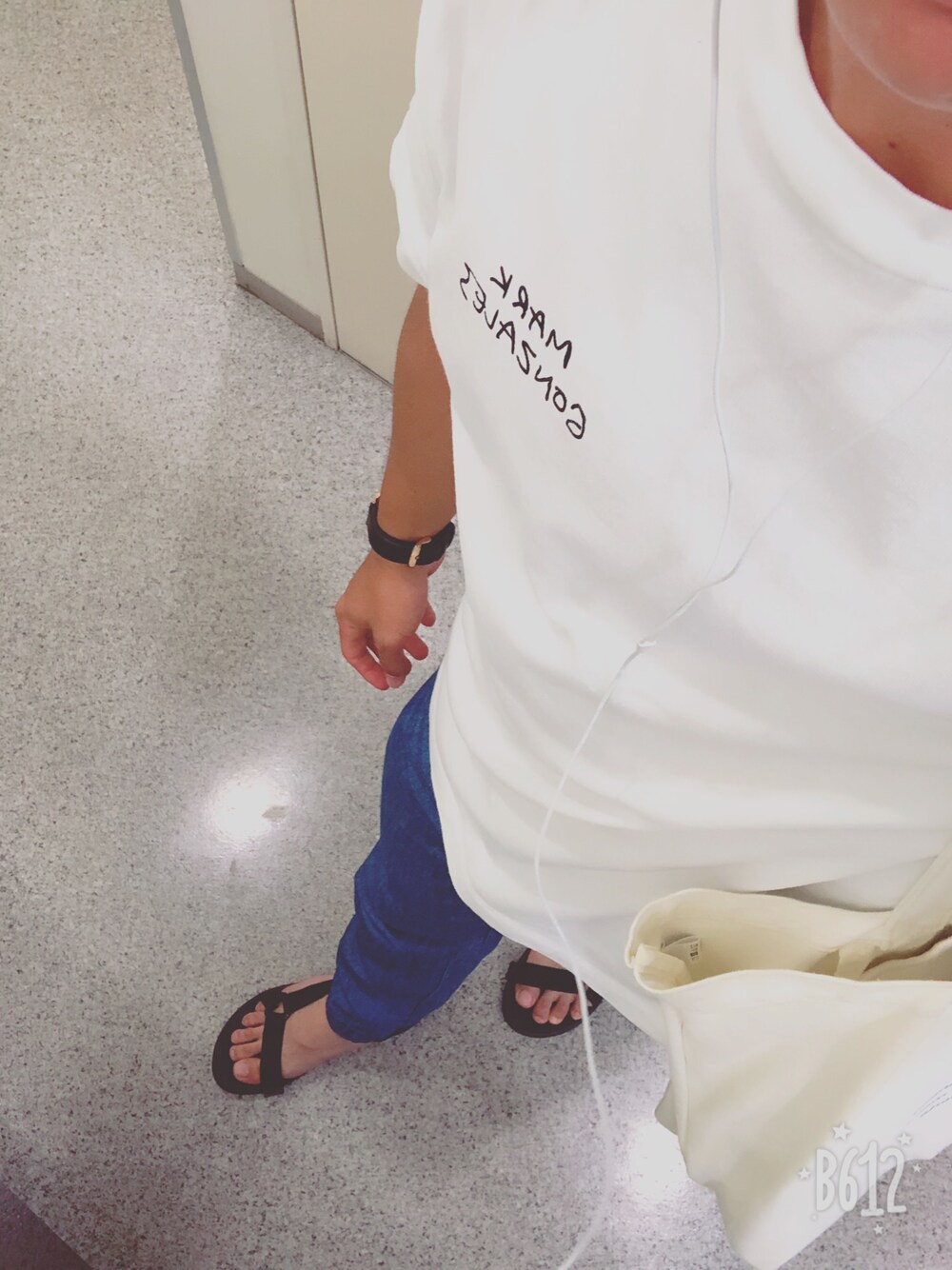「イージーパンツ、スポーツサンダル、白Tシャツ、白トートバッグ、SENSE OF PLACE by URBAN RESEAR、coen、Daniel Wellington、HELLY HANSEN、夏コーデ」｜「SENSE OF PLACE by URBAN RESEARCHのマークゴンザレスプリントTシャツ(5分袖)（Tシャツ/カットソー、ホワイト系）」を使った、おすかさん（メンズ・168cm）の夏コーディネートの1枚目の写真