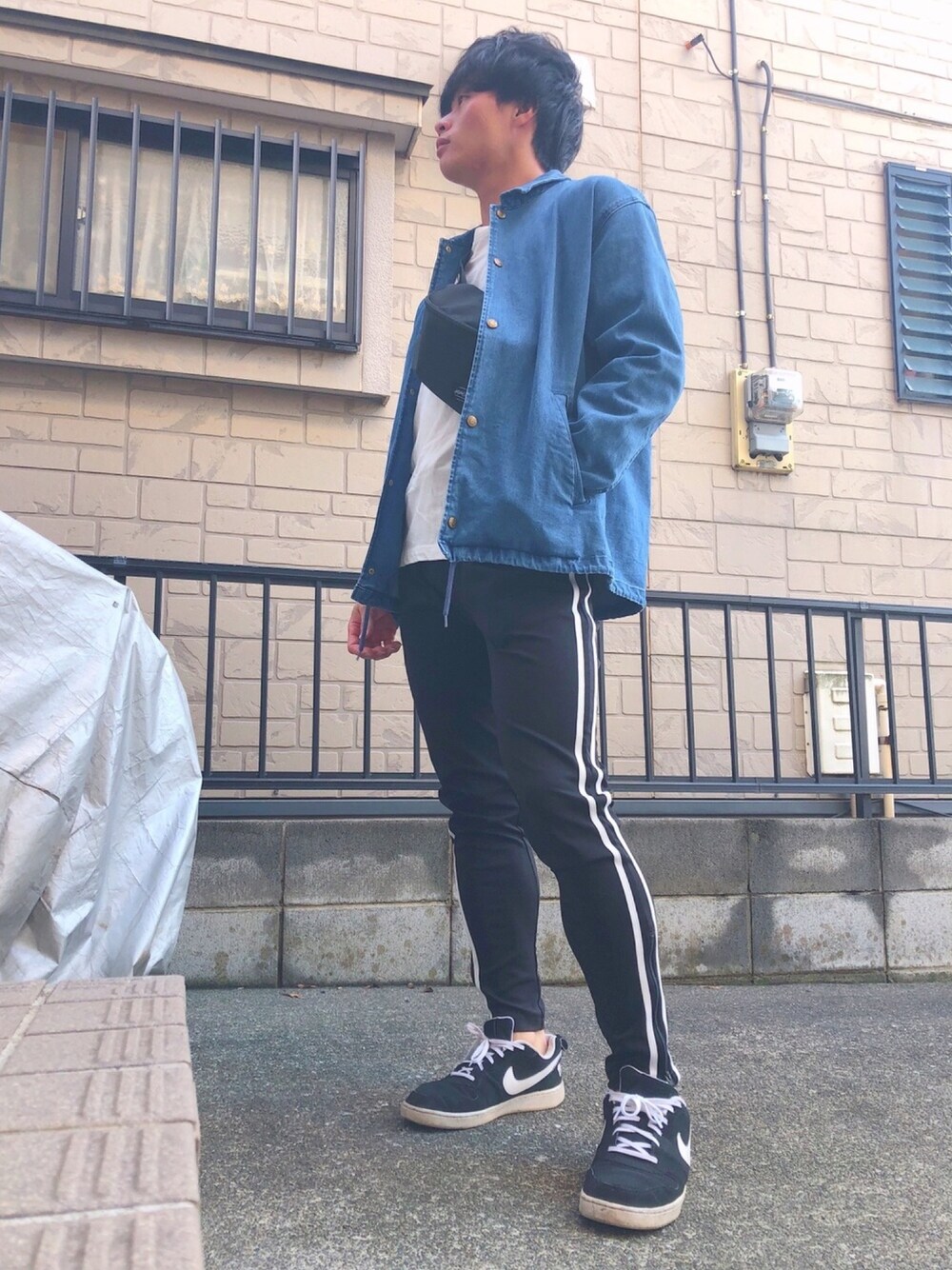 「GU、RAGEBLUE、WEGO、NIKE、GLOBAL WORK、デニムコーチジャケット、デニムジャケット、ラインパンツ、ウエストポーチ」｜「RAGEBLUEのバックプリントフットボールロンT/810106（Tシャツ/カットソー、ホワイト系）」を使った、おすかさん（メンズ・168cm）の秋コーディネートの1枚目の写真