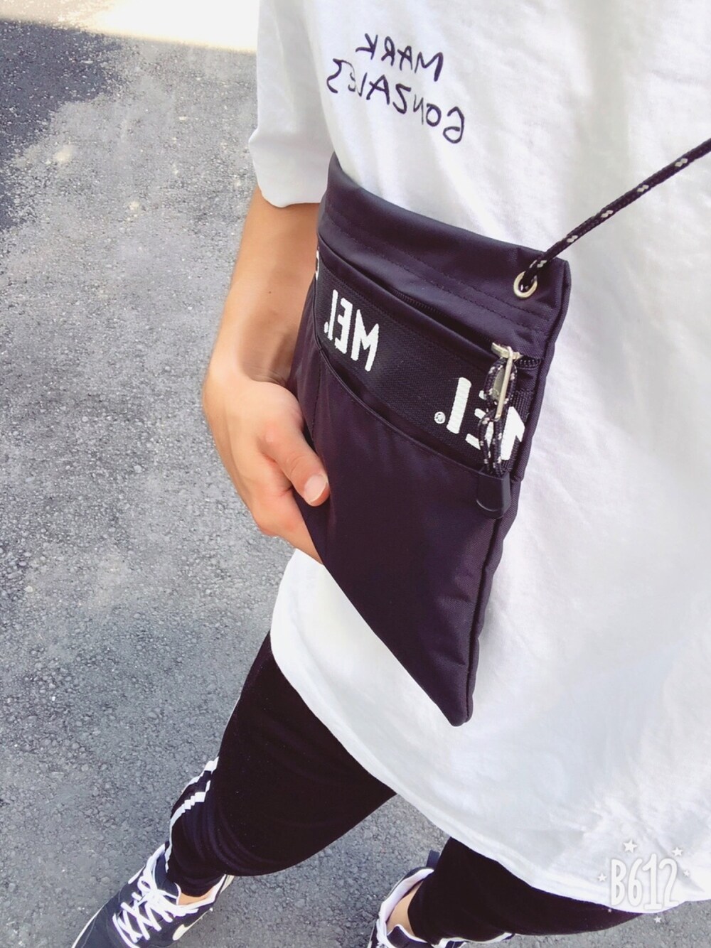 「夏セールで買いました、白Tシャツ、ラインパンツ、シンプル、マークゴンザレス、SENSEOFPLACE、WEGO、NIKE、MEI、夏」｜「SENSE OF PLACE by URBAN RESEARCHのマークゴンザレスプリントTシャツ(5分袖)（Tシャツ/カットソー、ホワイト系）」を使った、おすかさん（メンズ・168cm）の夏コーディネートの1枚目の写真