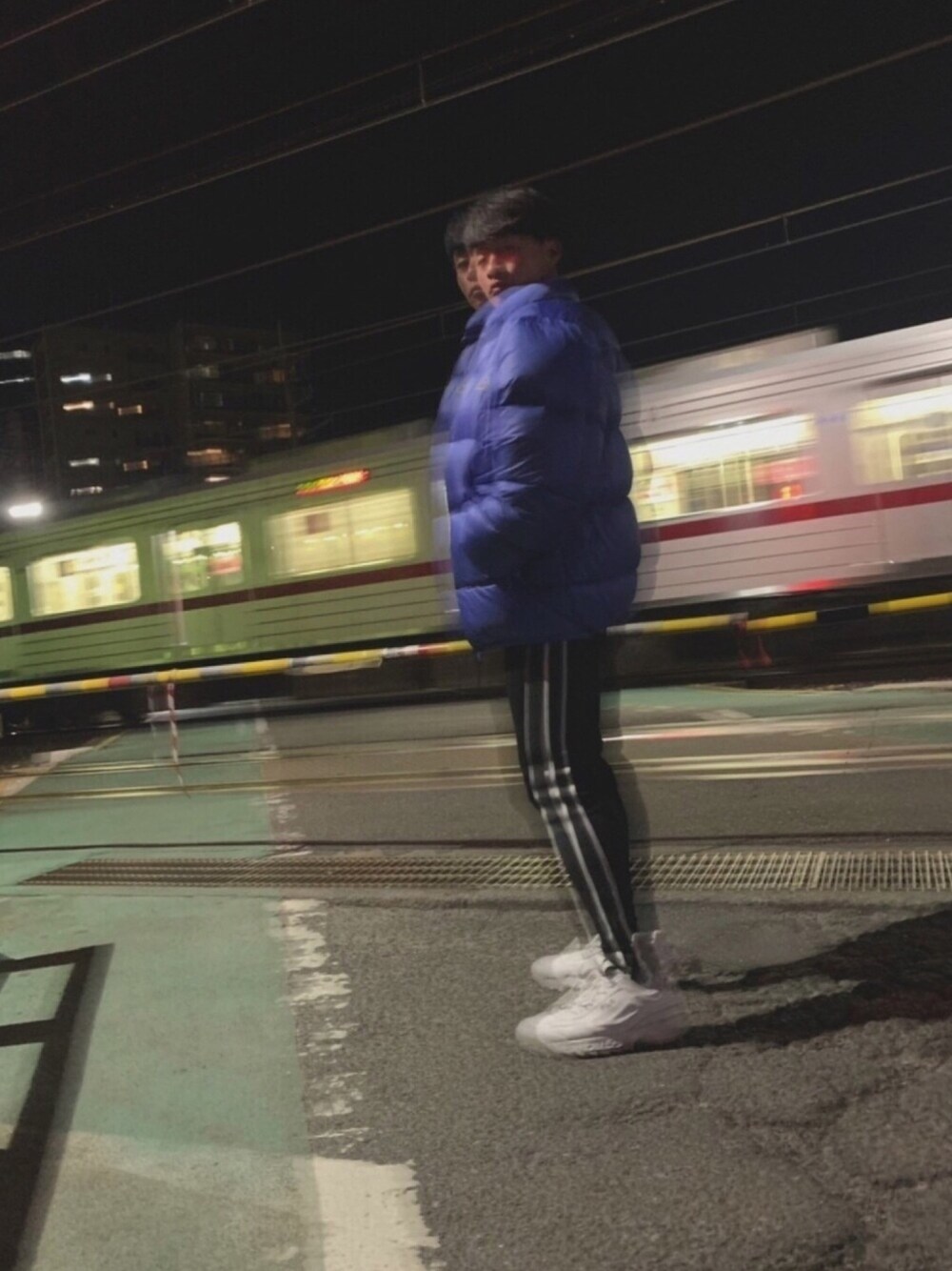 「GERRY、FREAK’Ｓ STORE、EMMA  CLOTHES、WEGO、FILA、ダウンジャケット、スキニー、冬コーデ、青、ダッドスニーカー、スポーツミックス、ラインパンツ」｜「GERRYのGERRY/ジェリー 別注ダウン（ダウンジャケット/コート、ブルー系）」を使った、おすかさん（メンズ・168cm）の冬コーディネートの1枚目の写真