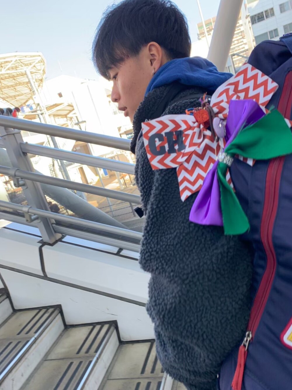 「SENSE OF PLACE by URBAN RESEAR、ユニクロ、GU、FILA、韓国ファッション、パーカー、ボア、スラックス、黒、青、ブラック、ミリタリーコーデ、プチプラ」｜「SENSE OF PLACE by URBAN RESEARCHのボアトラックジャケット（その他アウター、グレー系）」を使った、おすかさん（メンズ・168cm）の春コーディネートの1枚目の写真
