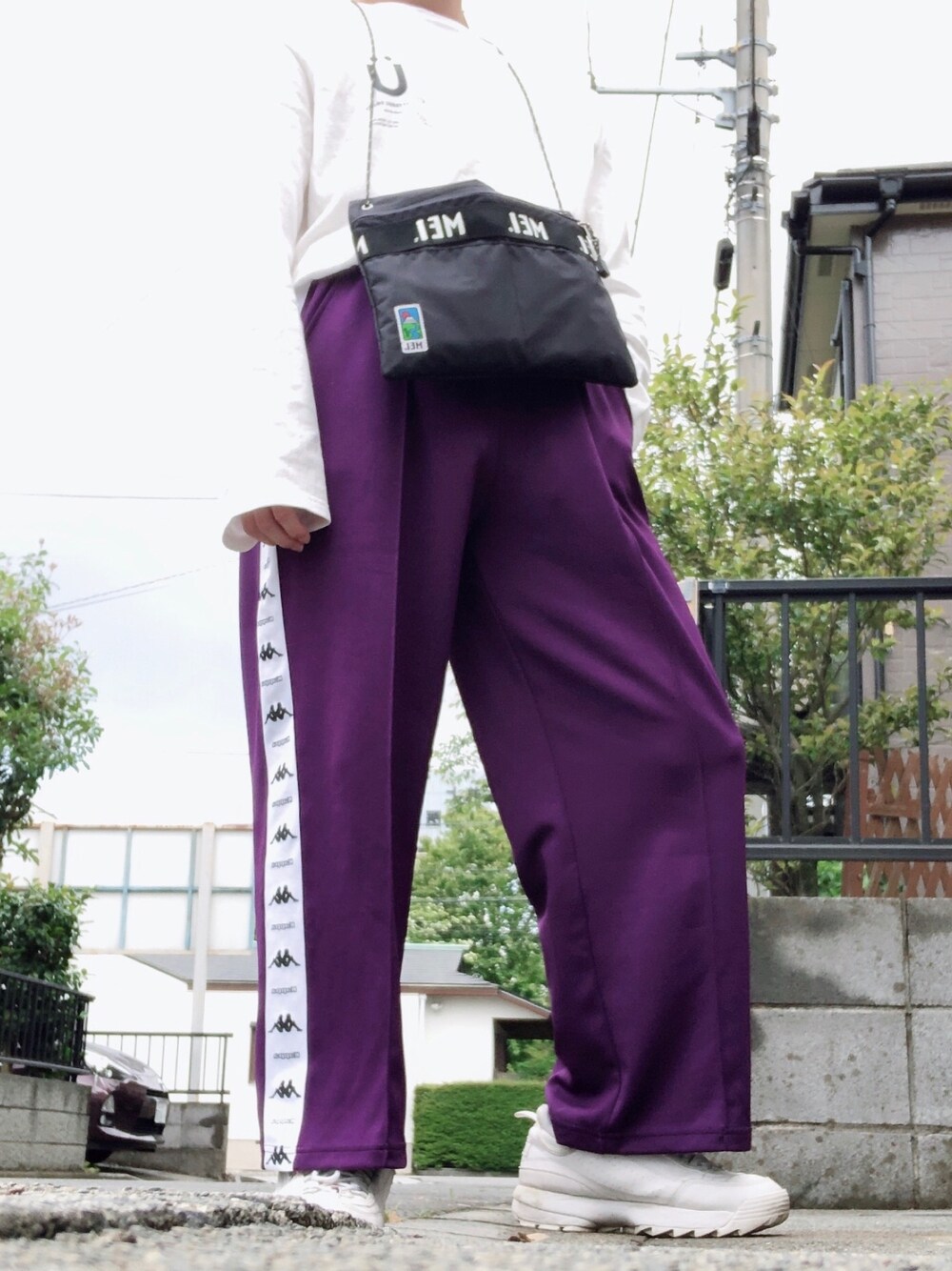 「publux、KAPPA、FILA、韓国ファッション、ホワイト、パープル、白Tシャツ、ラインパンツ、ダッドスニーカー、スポーツミックス、プチプラ、サコッシュ、タックイン、オーバーサイズ」｜「PUBLUXのISTKUNST/イストクンスト【ユニセックスアイテム】BIG U LOGO L/S TEE/ロゴロンT（Tシャツ/カットソー、ホワイト系）」を使った、おすかさん（メンズ・168cm）の夏コーディネートの1枚目の写真