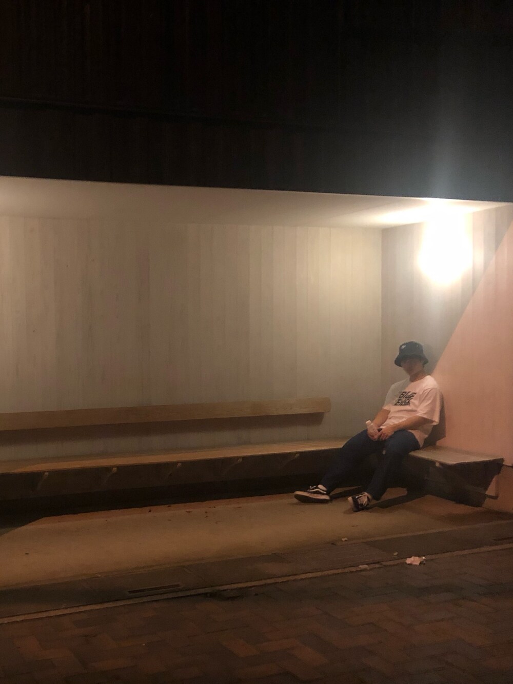 「WEGO、VANS、ストリート、ワイドパンツ、バケットハット、スケータースタイル、オールドスクール、SENSE OF PLACE by URBAN RESEAR、ビリーアイリッシュ、デニム、UNIQLO、白Tシャツ、オーバーサイズ、ビッグシルエット」｜「WEGOのWEGO/ステッチサファリハット（ハット、ブラック系）」を使った、おすかさん（メンズ・168cm）の秋コーディネートの1枚目の写真