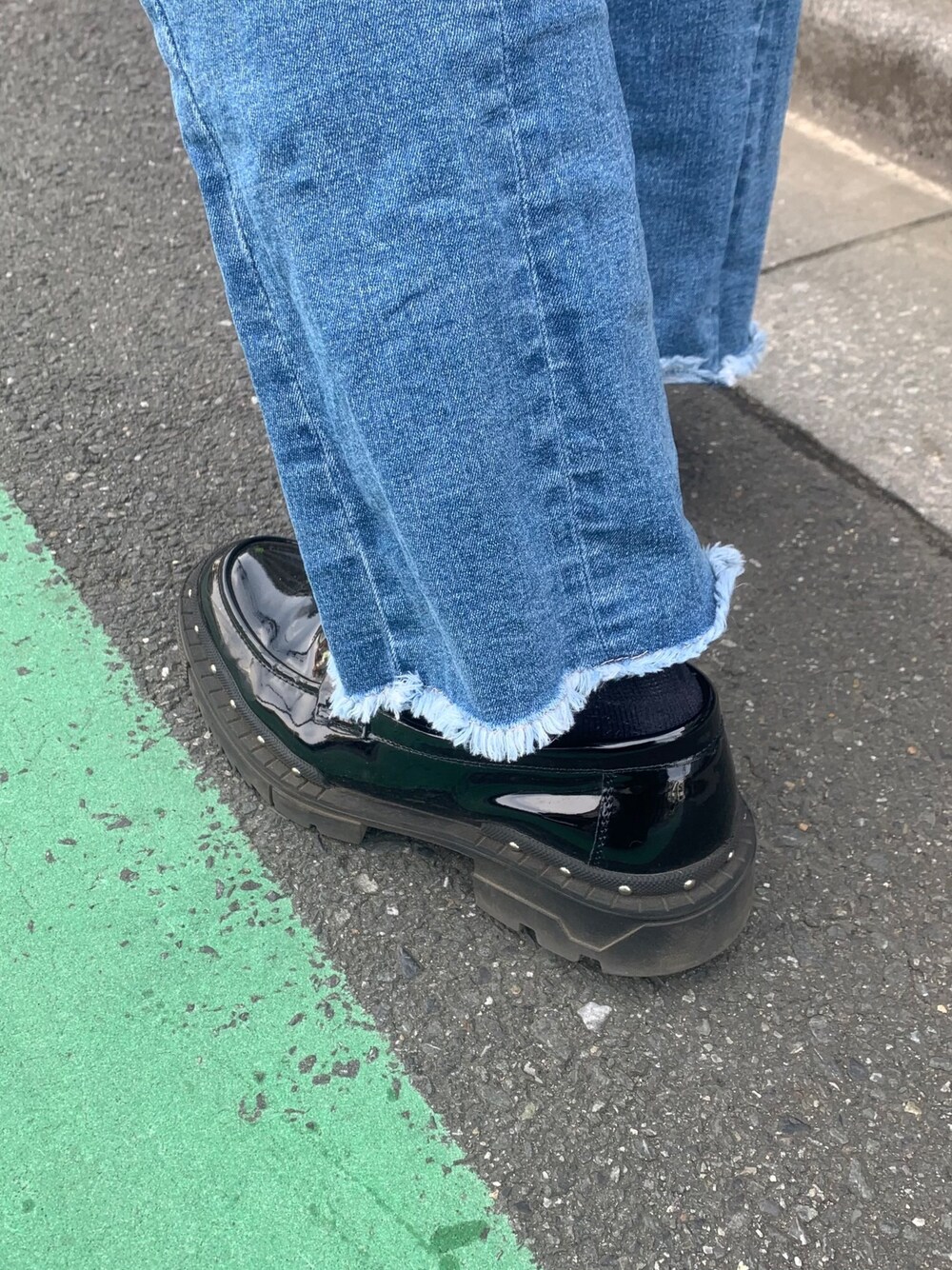 「WEGO、デニム、黒、ドレスシューズ、革靴、フレアパンツ、プリーツパンツ、韓国ファッション、westboy、m.p.studious、シンプルコーデ、ブルー、ブラック」｜「WEGOのWEGO/センタースリットデニムパンツ（デニムパンツ、ブルー系）」を使った、おすかさん（メンズ・168cm）の冬コーディネートの1枚目の写真